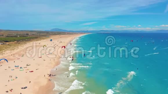 鸟瞰图西班牙塔里法的一个大海滩到处都是风筝冲浪者视频的预览图