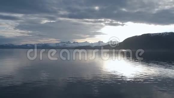 洛福滕群岛莫斯肯索亚岛雷恩和汉诺伊海岸的日落多云天空视频的预览图
