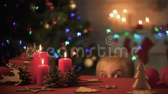 为庆祝圣诞节而设计的餐桌上的女孩视频的预览图