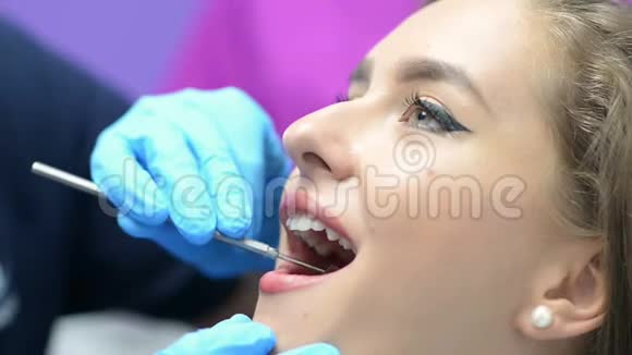 妇女进行牙科咨询视频的预览图