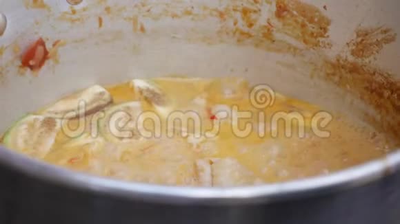 汤锅加鸡虾和辣泰国汤一步一步煮汤山药汤泰国菜特写镜头4k视频的预览图
