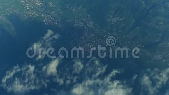 山谷中的山峰云层遥远的机场和高山城镇视频的预览图