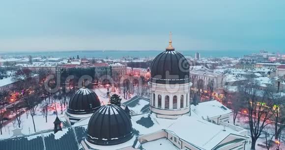 冬季傍晚在敖德萨的变形大教堂尖顶上的穹顶和正统十字架的电影鸟瞰图视频的预览图