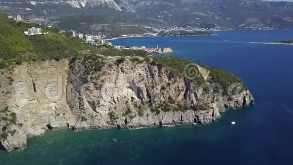 黑山亚得里亚海蔚蓝海岸的鸟瞰图4k内有翡翠般透明的水岩石和悬崖视频的预览图