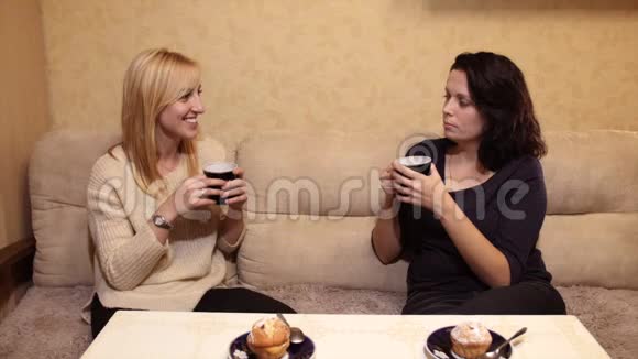 漂亮的女人在咖啡馆里喝咖啡聊天高清高清视频的预览图