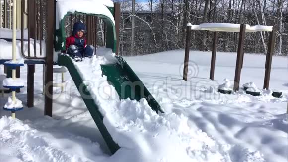 两个孩子在大雪中玩耍视频的预览图