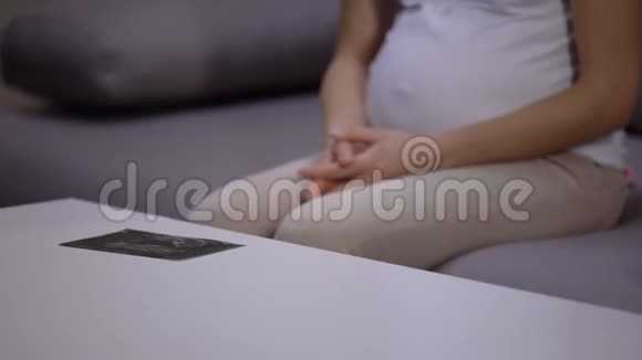 超声检查床上近凹陷妊娠先天性畸形视频的预览图