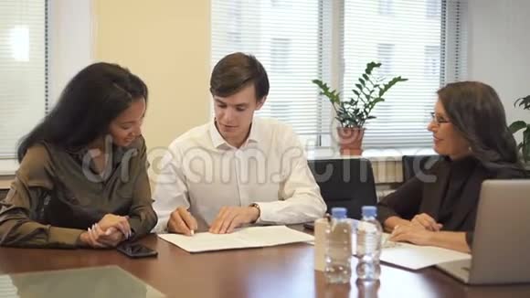 多民族夫妇在房地产经纪公司签订抵押合同视频的预览图