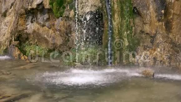 湖面上的水滴缓慢运动视频的预览图
