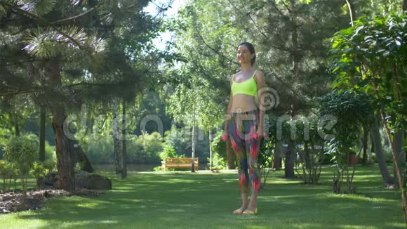 在公园里用哑铃锻炼的活跃女性视频的预览图