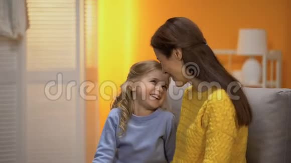 开朗的母亲和小女儿微笑着寻找相机广告视频的预览图