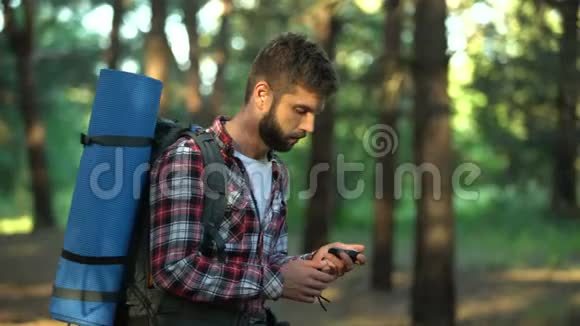 男性在森林中迷失使用罗盘导航从森林中寻找出路视频的预览图