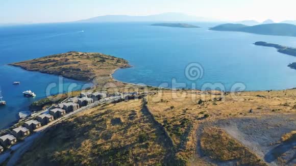 空中飞越岛上海边有度假屋背景上的山脉欢迎加入土耳其概念视频的预览图
