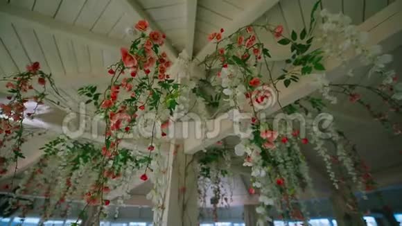咖啡馆装饰用人工花卉装饰视频的预览图
