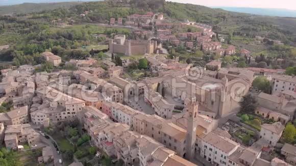 空中射击蒙塔奇诺山丘上的中世纪城市布鲁内洛葡萄酒之乡意大利托斯卡纳视频的预览图