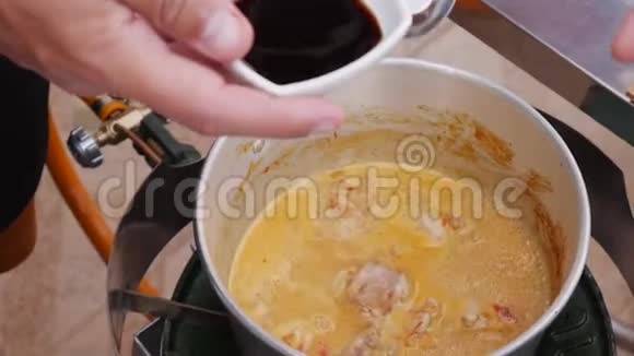 厨师在煮沸的泰国辣汤中加入酱油一步一步煮汤姆山药汤泰国菜特写镜头4公里视频的预览图