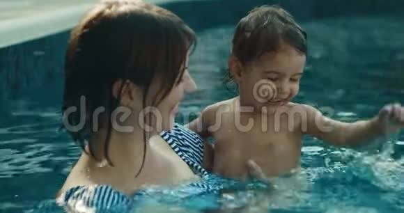 妈妈和宝贝女儿在游泳视频的预览图
