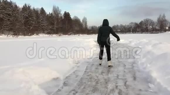 年轻女子滑冰冰冰冰湖大自然视频的预览图