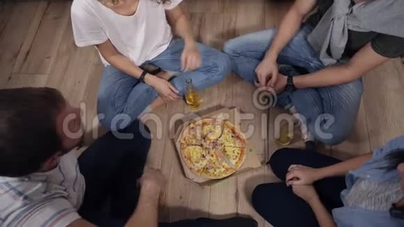 年轻人手拿比萨饼在盒子下面然后从纸板上取出热的美味比萨饼片视频的预览图