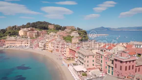 空中射击意大利利古里亚海岸一个美丽的小镇城市景观在大海的框架中视频的预览图