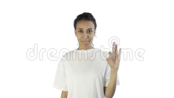 美国女孩CuteAfro在演播室里用两个大拇指在白色背景下微笑视频的预览图