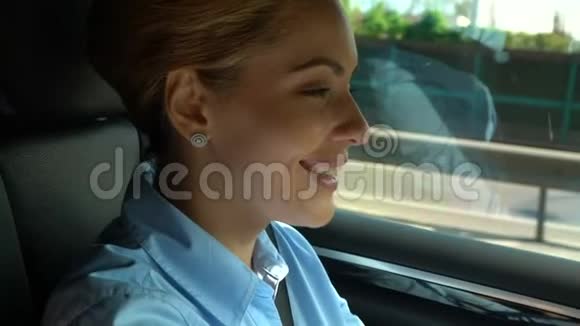 完全快乐的女人开着汽车微笑着享受着好心情快乐视频的预览图