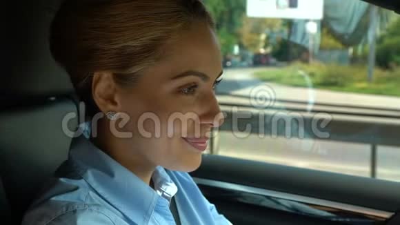 成功的女人开着车微笑着在商务会议后感到快乐视频的预览图
