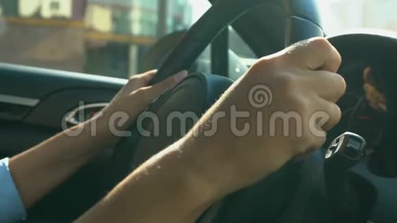 女人手握方向盘专心驾驶汽车交通视频的预览图