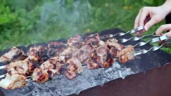 户外吸烟炭烤肉烧烤在炭火烧烤架上准备烤肉视频的预览图