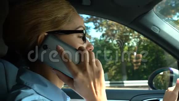 不高兴的女老板开车因为工作中的电话问题而心烦意乱视频的预览图