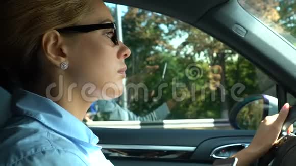 成功的商务女士陷入交通堵塞接听电话交通堵塞视频的预览图