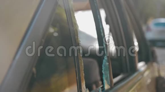 打碎了汽车的玻璃破坏公物视频的预览图