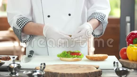 做汉堡的厨师视频的预览图
