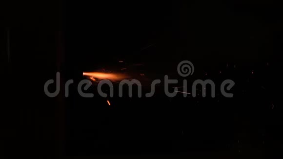 红色火焰与火花和小爆炸在坚实的黑色背景视频的预览图