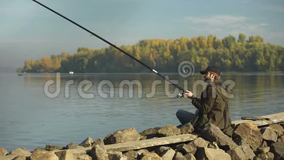 运动员渔夫在河里捕鱼比赛在喂食器上捕鱼视频的预览图