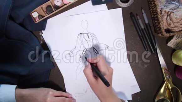 服装设计师之手绘制服装素描视频的预览图