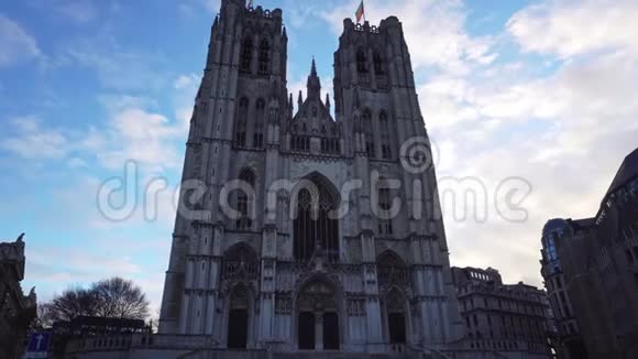 比利时布鲁塞尔圣米迦勒大教堂对抗蓝天视频的预览图