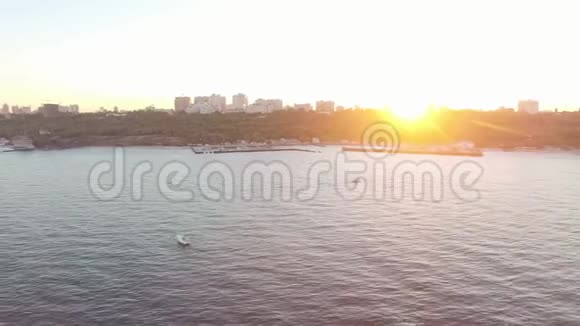 日落时分乘坐帆船从敖德萨海岸线直升机鸟瞰视频的预览图