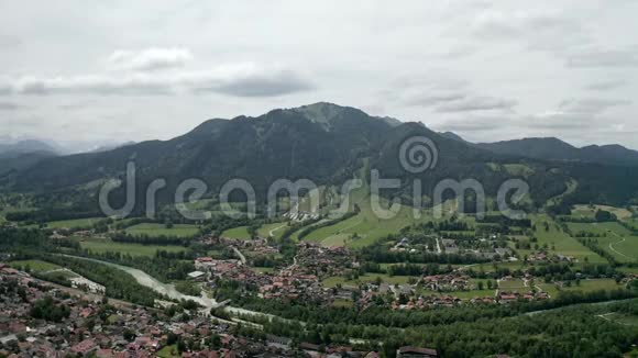 空中Brauneck冷格瑞斯巴伐利亚阿尔卑斯山滑雪胜地旅行目的地2019年6月视频的预览图