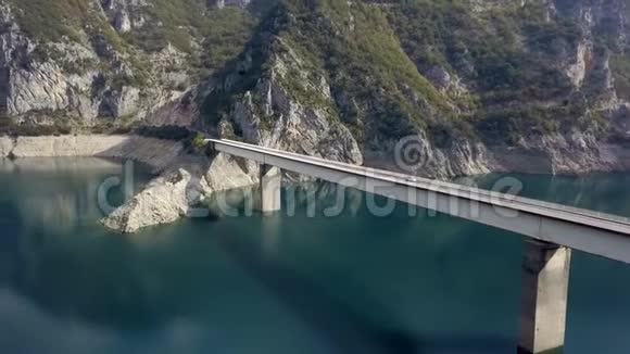 无人机在桥上飞行的鸟瞰图视频的预览图