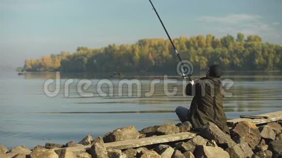 业余渔夫在河岸钓鱼娱乐活动乡村度假视频的预览图