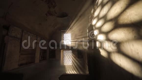 房间有一扇有栅栏的窗户透过窗户穿透阳光光线视频的预览图