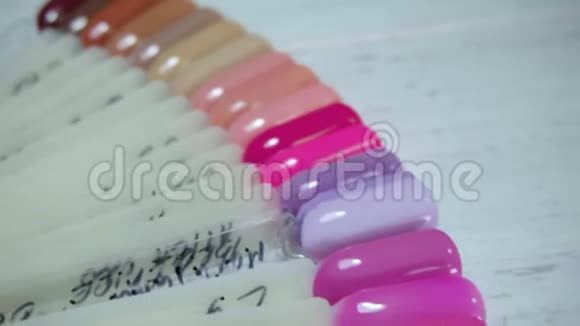 美甲沙龙指甲的颜色实例视频的预览图