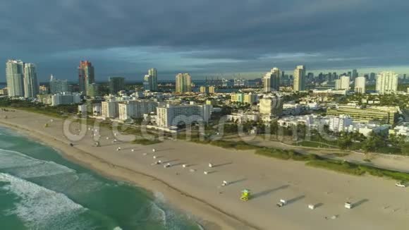 迈阿密南部海滩在阳光明媚的早晨鸟瞰图视频的预览图