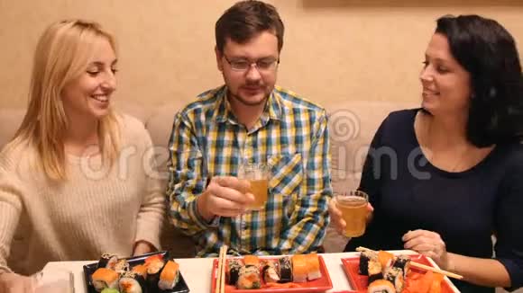 HD公司在咖啡馆喝啤酒吃寿司视频的预览图
