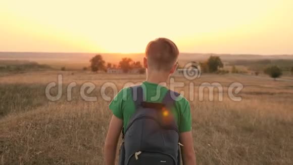 带背包的男孩在田里徒步旅行旅游和旅游视频的预览图