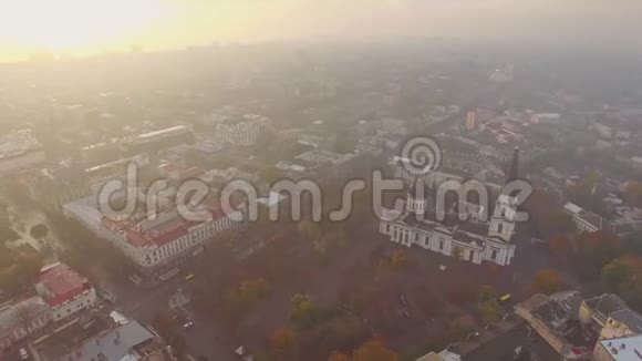 大教堂和敖德萨市中心的高角度空中拍摄视频的预览图