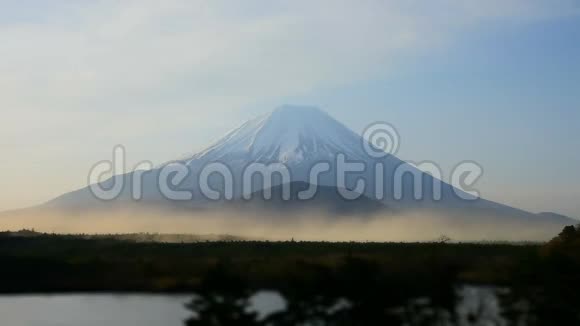 富士山景观天然细沙在空中飞舞视频的预览图