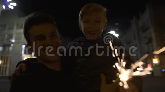他手里拿着弟弟燃烧着孟加拉灯庆祝生日视频的预览图