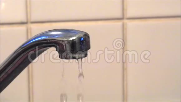 水龙头滴水的耗水量视频的预览图